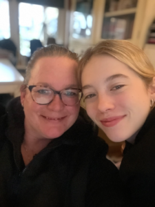 Moeder en dochter studeren voor Verzorgende-IG